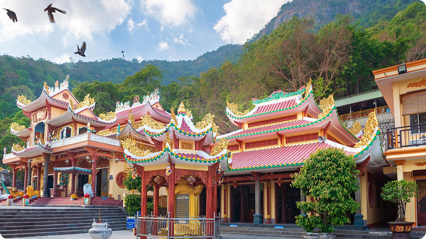 Templos e pagodes na montanha Ba Den